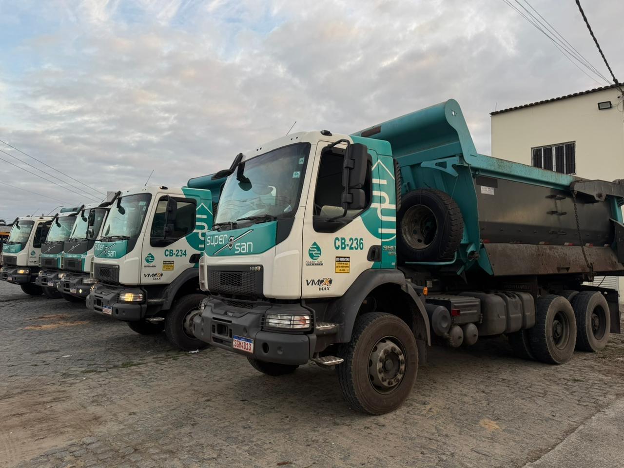 Frota de caminhões da Super San Ambiental