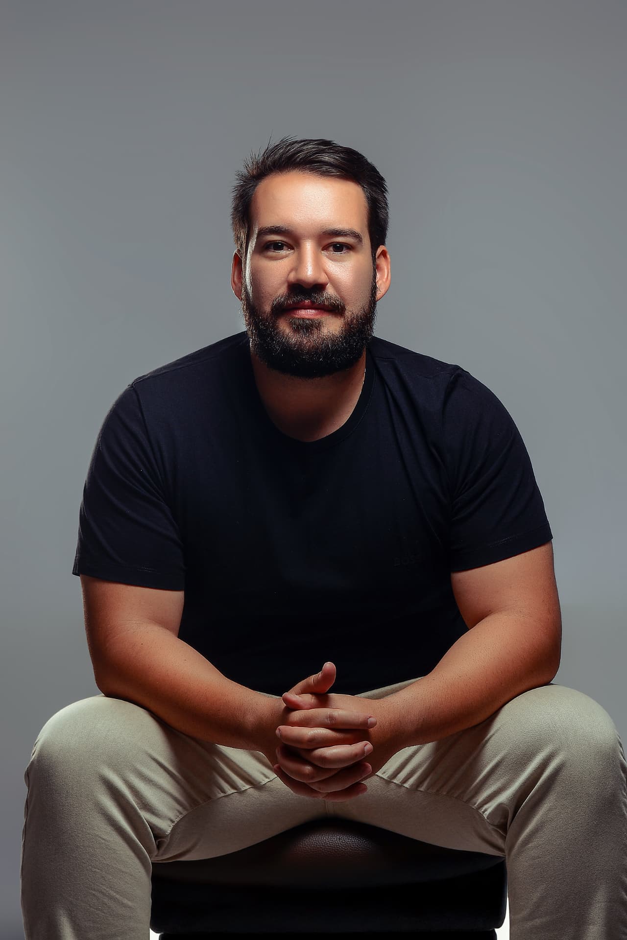 Retrato de Leonardo Monteiro sentado