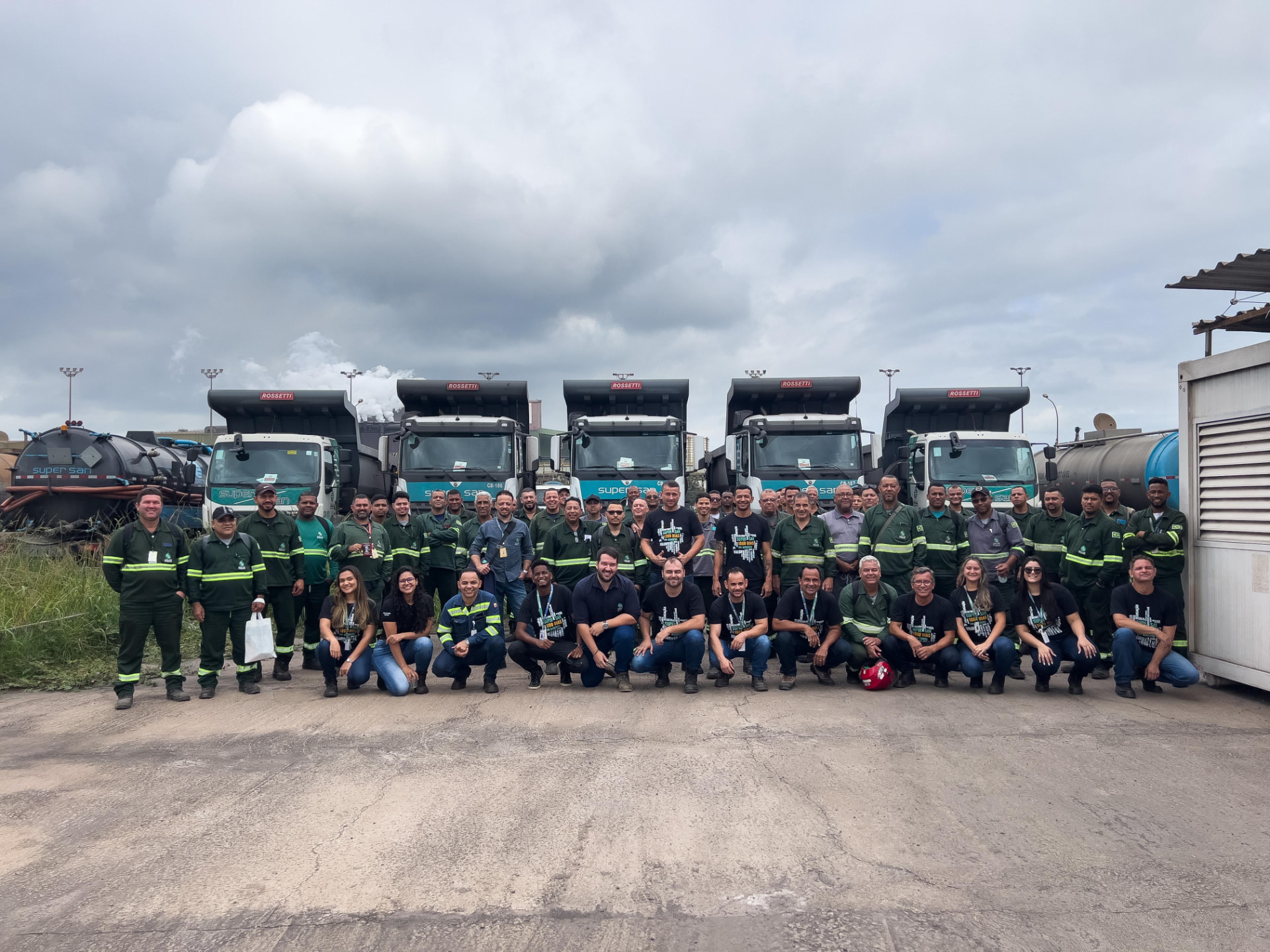 Equipe da Super San Ambiental reunida diante da frota