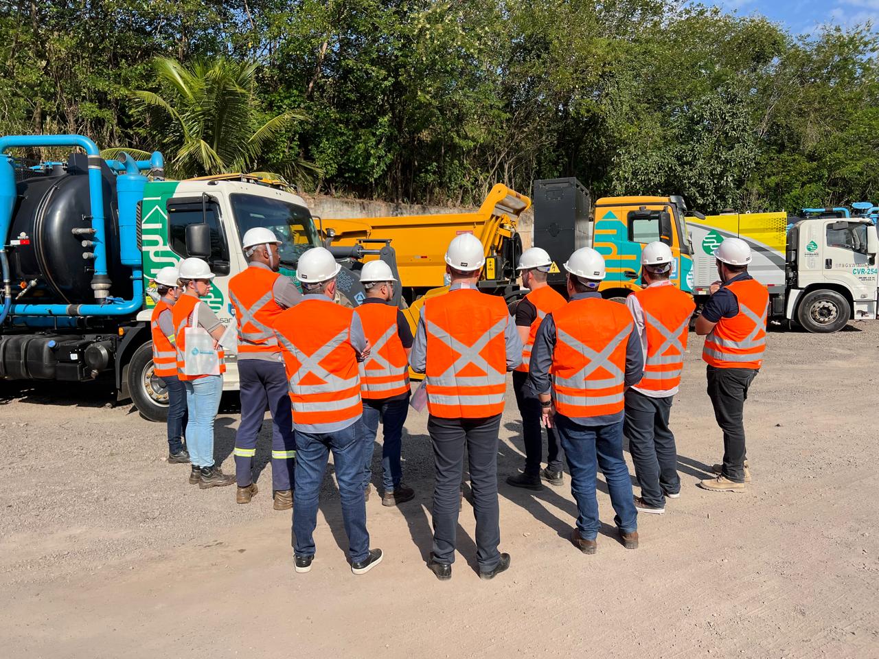 Equipe em atividade técnica junto aos equipamentos